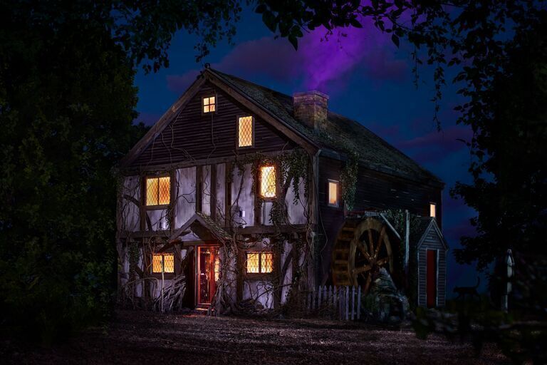 Las hermanas Sanderson invitan a las almas valientes a reservar una estancia en la cabaña de Hocus Pocus, disponible sólo en Airbnb